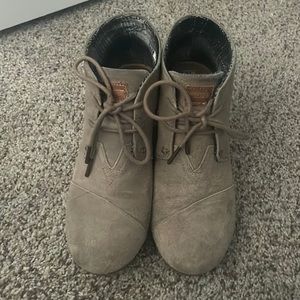 Tom’s beige ankle boot